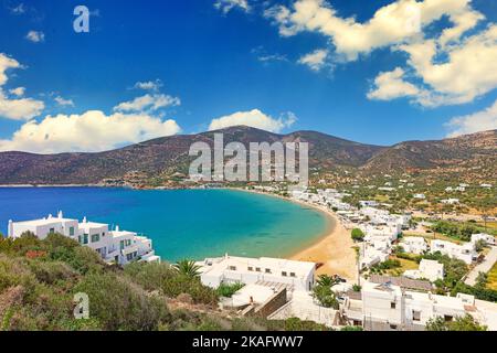 Strand von Platis Gialos auf der Insel Sifnos in den Kykladen, Griechenland Stockfoto