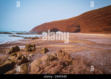 Landschaft des Strandes von Legzira mit seinen natürlichen Bögen an der Küste des Atlantiks. Marokko. Stockfoto