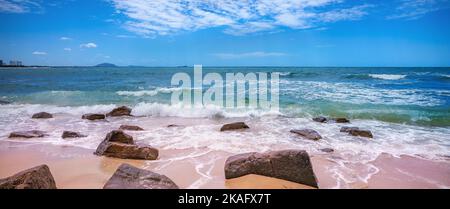 Ein windiger Tag am Strand von Alexandra Headland, Maroochydore, Sunshine Coast, Australien. Stockfoto