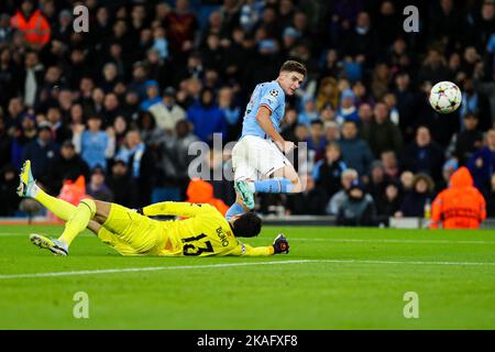 Manchester, Großbritannien. 02.. November 2022. Julian Alvarez von Manchester City erzielt das zweite Tor von Manchester City beim UEFA Champions League-Spiel zwischen Manchester City und Sevilla am 2. November 2022 im Etihad Stadium in Manchester, England. Foto von Ben Wright. Nur zur redaktionellen Verwendung, Lizenz für kommerzielle Nutzung erforderlich. Keine Verwendung bei Wetten, Spielen oder Veröffentlichungen einzelner Clubs/Vereine/Spieler. Kredit: UK Sports Pics Ltd/Alamy Live Nachrichten Stockfoto