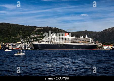 Kreuzfahrt-Schiff Queen Mary 2 am Jekteviksterminalen Kai, im Hafen von Bergen, Norwegen. Stockfoto