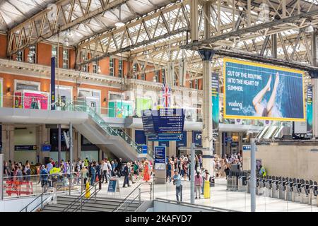 Abflughalle am Bahnhof London Waterloo, Waterloo, London Borough von Lambeth, Greater London, England, Vereinigtes Königreich Stockfoto