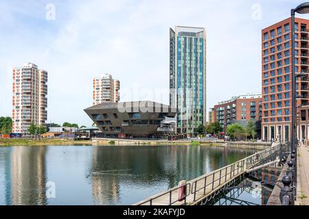 Canada Water Lake and Library, Surrey Quays Road, Rotherhithe, The London Borough of Southwark, Greater London, England, Vereinigtes Königreich Stockfoto