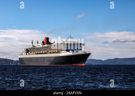 Das Schiff Queen Mary 2 in Byfjorden ist bereit für die Abfahrt vom Hafen von Bergen, Norwegen. Stockfoto