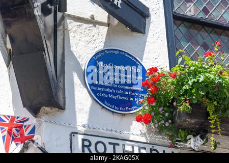 Blaue Plakette auf dem 16. Century The Mayflower Pub, Rotherhithe Street, Rotherhithe, London Borough of Southwark, Greater London, England, Vereinigtes Königreich Stockfoto