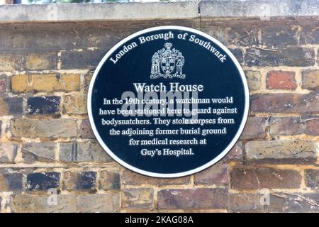 Blaue Plakette auf dem 19. Century Watch House, Rotherhithe, dem Londoner Stadtteil Southwark, Greater London, England, Vereinigtes Königreich Stockfoto