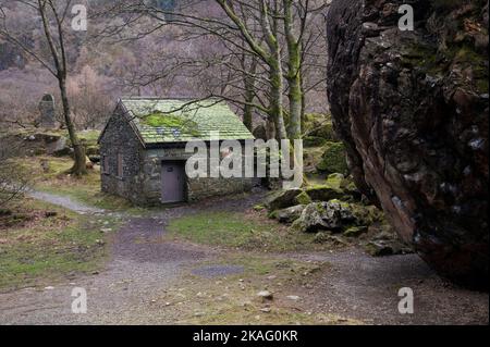 Eine kleine steinerne Gebäude neben dem Bowder Stein, im englischen Lake District, Cumbria, Großbritannien Stockfoto