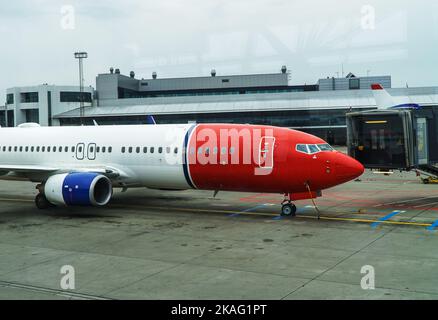 Blick auf das Flugzeug auf dem Flugplatz im Flughafen. Stockfoto