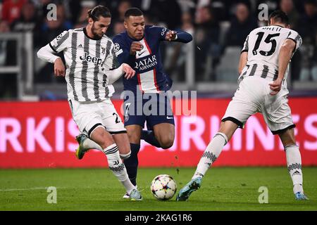 Turin, Italien. 02. November 2022. Kylian Mbappe vom FC Paris Saint-Germain wird während des UEFA Champions League-Fußballspiels zwischen dem FC Juventus und dem FC Paris Saint-Germain von Adrien Rabiot und Federico Gatti vom FC Juventus herausgefordert. Kredit: Nicolò Campo/Alamy Live Nachrichten Stockfoto