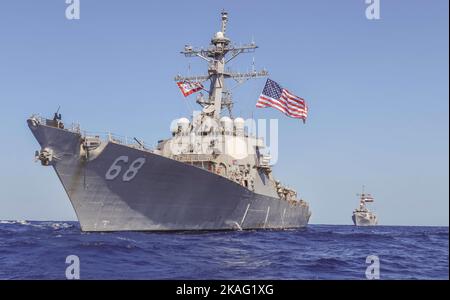 221102-N-RT917-1021 ROTES MEER (NOV 2, 2022) der Raketenjäger USS the Sullivans (DDG 68) segelt am 2. November im Roten Meer neben der Fregatte der ägyptischen Marine ENS Alexandria (F911). Die Sullivans werden im Einsatzgebiet der US-Flotte für 5. eingesetzt, um die Sicherheit und Stabilität der Seefahrt im Nahen Osten zu gewährleisten. (USA Navy Foto von LT. M.g. Kelly Harris) Stockfoto