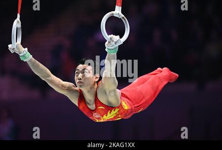 Liverpool, Großbritannien. 02.. November 2022. Gymnastik: Weltmeisterschaft, Männer, Team rundum, Finale, in der M&S Bank Arena. Zou Jingyuan aus China tritt an den Ringen auf. Quelle: Marijan Murat/dpa/Alamy Live News Stockfoto