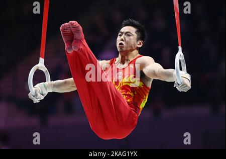 Liverpool, Großbritannien. 02.. November 2022. Gymnastik: Weltmeisterschaft, Männer, Team rundum, Finale, in der M&S Bank Arena. Zou Jingyuan aus China tritt an den Ringen auf. Quelle: Marijan Murat/dpa/Alamy Live News Stockfoto