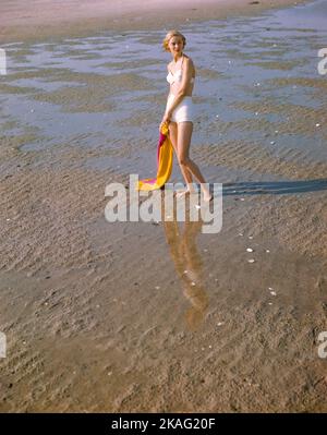 Porträt einer Frau im zweiteiligen weißen Badeanzug am Strand, Toni Frisell Collection, 1948 Stockfoto