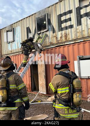 Ein Feuerwehrmann, der der Feuerwehr Duluth zugewiesen wurde, trägt am 27. Oktober 2022 im Emergency Response Training Center des Lake Superior College in Duluth, Minnesota, simulierte Opfer eines Strukturbrands. Die Feuerwehr 148., die Feuerwehr Duluth und die höhere Feuerwehr haben gemeinsam einen zweiwöchigen, praktischen Abschlusskurs veranstaltet, der den neuen Feuerwehrleuten helfen soll, in ihrer neuen Karriere erfolgreich zu sein und Trainingspläne für die Feuerwehr in der Region zu standardisieren. (Foto der Air National Guard von Audra Flanagan) Stockfoto