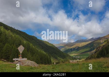 Tolles Sommerpanorama des Südtiroler Tals mit Holzhauptstadt und Regenbogen Stockfoto