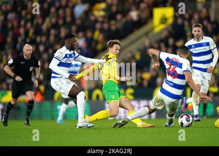 Kieran Dowell (Mitte) von Norwich City kämpft während des Sky Bet Championship-Spiels in der Carrow Road, Norwich, mit Olamide Shodipo (links) der Queens Park Rangers und Leon Balogun um den Ball. Bilddatum: Dienstag, 2. November 2022. Stockfoto