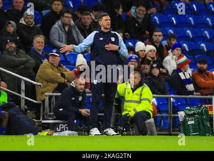 Cardiff City Stadium, Cardiff, Großbritannien. 2.. November 2022. Championship Football, Cardiff City gegen Watford; Mark Hudson Interim-Manager von Cardiff City zeigt seinen Spielern die Geste Credit: Action Plus Sports/Alamy Live News Stockfoto