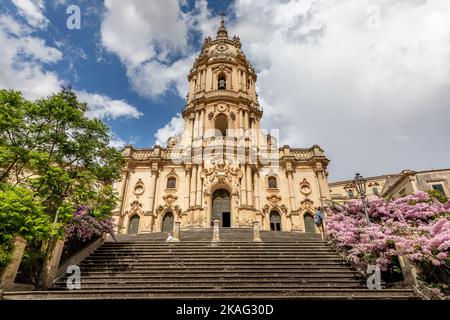 Modica, Sizilien, Italien - 14. Juli 2020: Dom von San Giorgio in Modica, schönes Beispiel sizilianischer Barockkunst. Sizilien, Süditalien Stockfoto