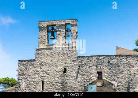 Erice, Sizilien, Italien - 10. Juli 2020: Glockenturm einer Kirche in der Altstadt des historischen Dorfes Erice in Sizilien, Italien Stockfoto