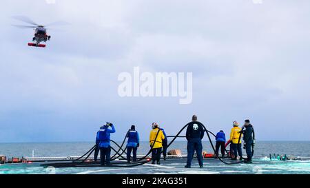 Besatzungsmitglieder an Bord des USCGC Stratton (WMSL 752) führen Flugoperationen durch, während sie am 10. Oktober 2022 im Arktischen Ozean unterwegs sind. Stratton ist derzeit im Gange, um einen geplanten Einsatz im Einsatzgebiet des 17. Coast Guard District zu unterstützen, der die Beringsee, den Nordpazifik und die Arktis patrouilliert. USA Foto der Küstenwache von Petty Officer 2. Klasse Melissa E. F. McKenzie. Stockfoto