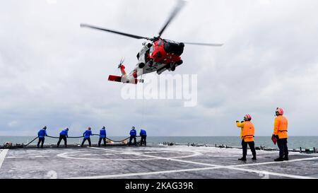 Besatzungsmitglieder an Bord des USCGC Stratton (WMSL 752) führen Flugoperationen durch, während sie am 10. Oktober 2022 im Arktischen Ozean unterwegs sind. Stratton ist derzeit im Gange, um einen geplanten Einsatz im Einsatzgebiet des 17. Coast Guard District zu unterstützen, der die Beringsee, den Nordpazifik und die Arktis patrouilliert. USA Foto der Küstenwache von Petty Officer 2. Klasse Melissa E. F. McKenzie. Stockfoto