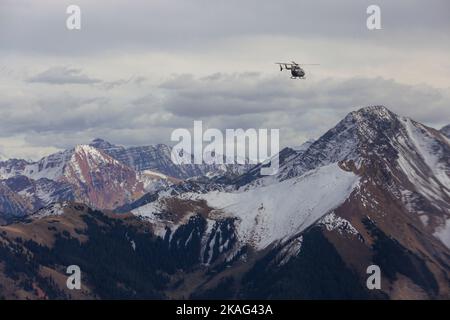 Ein LUH-72 Lakota-Hubschrauber wird über bergiges Gelände in der Nähe von Gipsum, Colorado, geflogen, der Heimat des Flugtrainings der Höhenarmee der Nationalgarde von Colorado, oder HAATS, 16. Oktober 2022. Der General der Armee, Daniel Hokanson, Chef des nationalen Gardebüros, besuchte HAATS, um einen umfassenden Rahmen für die Mission und das Trainingsumfeld zu erhalten. (USA Foto der Armee-Nationalgarde von Sgt. 1. Klasse Zach Sheely) Stockfoto