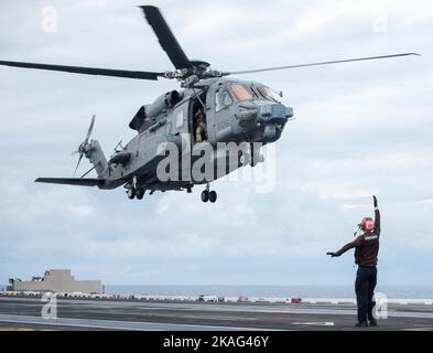 221031-N-UF592-2195 PHILIPPINISCHES MEER (OKT 31, 2022) Ein CH-148 Cyclone-Hubschrauber von HMCS Vancouver bereitet sich auf das Flugdeck des einzigen vorwärts eingesetzten Flugzeugträgers der US-Marine, USS Ronald Reagan (CVN 76), in der philippinischen See vor, 31. Oktober. Ronald Reagan, das Flaggschiff der Carrier Strike Group 5, stellt eine kampfbereite Truppe zur Verfügung, die die Vereinigten Staaten verteidigt und Allianzen, Partnerschaften und kollektive maritime Interessen in der Indo-Pazifik-Region unterstützt. (USA Navy Foto von Mass Communication Specialist 3. Class Eric Stanton) Stockfoto