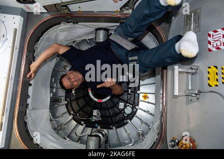 Erdatmosphäre. 17. Oktober 2022. Der NASA-Astronaut und Expedition 68-Flugingenieur Frank Rubio posiert während der Frachtaktivitäten an Bord der Internationalen Raumstation vor dem STRAHL, dem Bigelow Expandable Activity Module. Quelle: NASA/ZUMA Press Wire Service/ZUMAPRESS.com/Alamy Live News Stockfoto