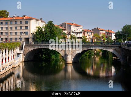 Sommerstadtbild von Castres mit Pont Miredames Bogenbrücke über den Fluss Agout Stockfoto