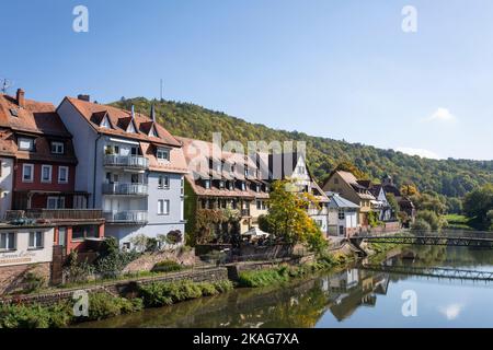 Blick auf Wertheim am Main, die Tauber im Vordergrund. Stockfoto