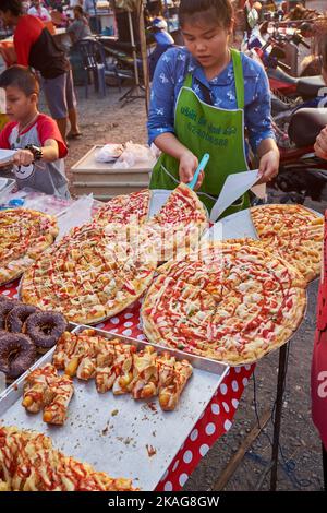 Street Food Vendor Stand auf dem Markt Ayutthaya Thailand Stockfoto