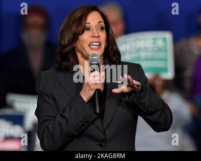 Boston, Usa. 02.. November 2022. US-Vizepräsidentin Kamala Harris spricht am Mittwoch, den 2. November 2022, während einer politischen Kundgebung, die den Kandidaten für das Amt des Gouverneurs Maura Healey im Reggie Lewis Athletic Center in Boston, Massachusetts, unterstützt. Foto von Mark Stockwell/UPI Credit: UPI/Alamy Live News Stockfoto