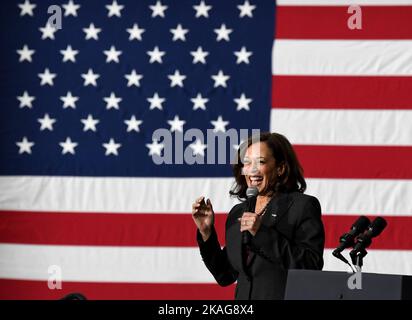 Boston, Usa. 02.. November 2022. Vizepräsidentin Kamala Harris, spricht am Mittwoch, den 2. November 2022, bei einer Kundgebung im Reggie Lewis Athletic Center in Boston, Massachusetts. Foto von Mark Stockwell/UPI Credit: UPI/Alamy Live News Stockfoto