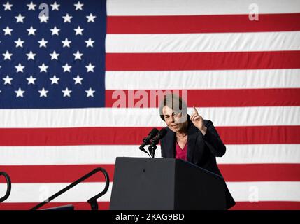 Die Kandidatin für den Gouverneur von Massachusetts, Maura Healey, spricht während einer Kundgebung im Reggie Lewis Athletic Center in Boston, Massachusetts, USA, am 02. November 2022 mit ihren Anhängern. Stockfoto