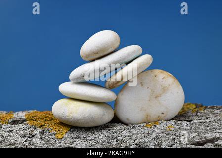 Montón de piedras zen en equilibrio sobre fondo azul Stockfoto