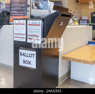 Berks County, Pennsylvania-2. November 2022: Wahlurne im Berks Agricultural Center in Berks County, Pennsylvania Stockfoto