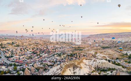 Bunte Heißluftballons fliegen über Feenkamine in Nevsehir, Goreme, Kappadokien Türkei. Spektakulärer Panoramablick auf die Drohne. Hochwertige Fotos Stockfoto