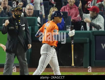 Philadelphia, Usa. 02.. November 2022. Houston Astros Jeremy Pena geht weg, nachdem er im ersten Inning gegen die Philadelphia Phillies in Spiel vier der World Series 2022 am Mittwoch, den 2. November 2022, im Citizens Bank Park in Philadelphia geschlagen hat. Foto von Ray Stubblebine/UPI Credit: UPI/Alamy Live News Stockfoto