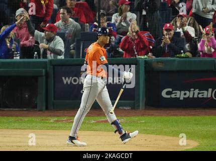 Philadelphia, Usa. 02.. November 2022. Houston Astros Jeremy Pena geht weg, nachdem er im ersten Inning gegen die Philadelphia Phillies in Spiel vier der World Series 2022 am Mittwoch, den 2. November 2022, im Citizens Bank Park in Philadelphia geschlagen hat. Foto von Ray Stubblebine/UPI Credit: UPI/Alamy Live News Stockfoto