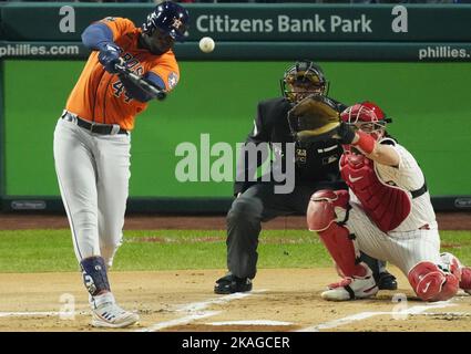 Philadelphia, Usa. 02.. November 2022. Houston Astros Yordan Alvarez trifft im ersten Inning gegen die Philadelphia Phillies am Mittwoch, den 2. November 2022, in Spiel vier der World Series 2022 im Citizens Bank Park in Philadelphia eine Single. Foto von Ray Stubblebine/UPI Credit: UPI/Alamy Live News Stockfoto