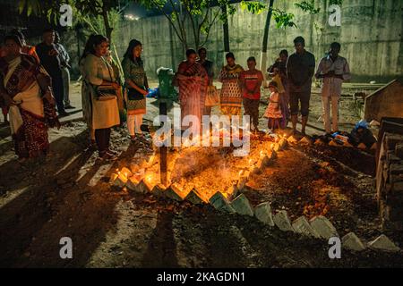 Kalkutta, Westbengalen, Indien. 2.. November 2022. Es ist eine jahrhundertealte Tradition des westlichen Christentums, den All Soul's Day am 2.. November zu feiern, indem sie an einer Messe teilnehmen, Gebete und Opfer darbringen und Kerzen anzünden, um das Leiden derer zu lindern, die ohne gerettet zu werden gestorben sind und deren Seelen im Fegefeuer geglaubt werden. In einem lockeren Interpritation Menschen, die nicht streng sind, die Kirche an diesem Tag beiseite zu betrachten, ihre Familie oder sozialen Kreis in feierlicher Erinnerung und Ehre abgereist. Kredit: ZUMA Press, Inc./Alamy Live Nachrichten Stockfoto