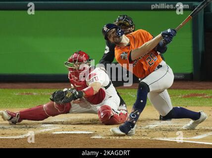 Philadelphia, Usa. 02.. November 2022. Houston Astros Chas McCormick schlägt am Mittwoch, den 2. November 2022, im zweiten Inning gegen die Philadelphia Phillies in Spiel vier der World Series 2022 im Citizens Bank Park in Philadelphia mit zwei Männern auf der Basis aus. Foto von Ray Stubblebine/UPI Credit: UPI/Alamy Live News Stockfoto