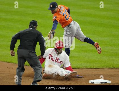 Philadelphia, Usa. 02.. November 2022. Philadelphia Phillies Bryce Harper stiehlt am Mittwoch, den 2. November 2022, den zweiten Platz unter dem Stichwort von Houston Astros Jose Altuve im zweiten Inning in Spiel vier der 2022 World Series im Citizens Bank Park in Philadelphia. Foto von Ray Stubblebine/UPI Credit: UPI/Alamy Live News Stockfoto