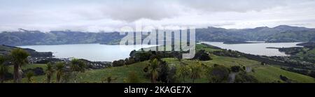 Panoramablick auf den Hafen von Akaroa und die Stadt im Frühling, Neuseeland Stockfoto