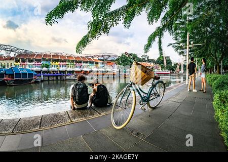 Malerische Aussicht auf Clarke Quay vom Flussufer des Clarke Quay Central während der Blauen Stunde. Stockfoto