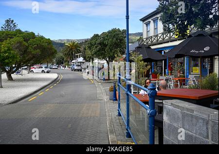 Christchurch, Neuseeland - 26. Oktober 2022; Cafés an der Waterfront in Akaroa. Stockfoto