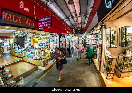 Der Bugis Street Market ist ein beliebtes Touristenziel und liegt in der Nähe der MRT-Haltestelle Bugis Station. Stockfoto