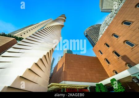 Millenia Walk ist ein modernes Einkaufszentrum mit Modegeschäften, globalen Restaurants und einem Harvey Norman-Geschäft für Möbelelektronik. Stockfoto