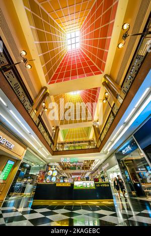 Millenia Walk ist ein modernes Einkaufszentrum mit Modegeschäften, globalen Restaurants und einem Harvey Norman-Geschäft für Möbelelektronik. Stockfoto