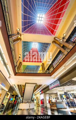 Millenia Walk ist ein modernes Einkaufszentrum mit Modegeschäften, globalen Restaurants und einem Harvey Norman-Geschäft für Möbelelektronik. Stockfoto